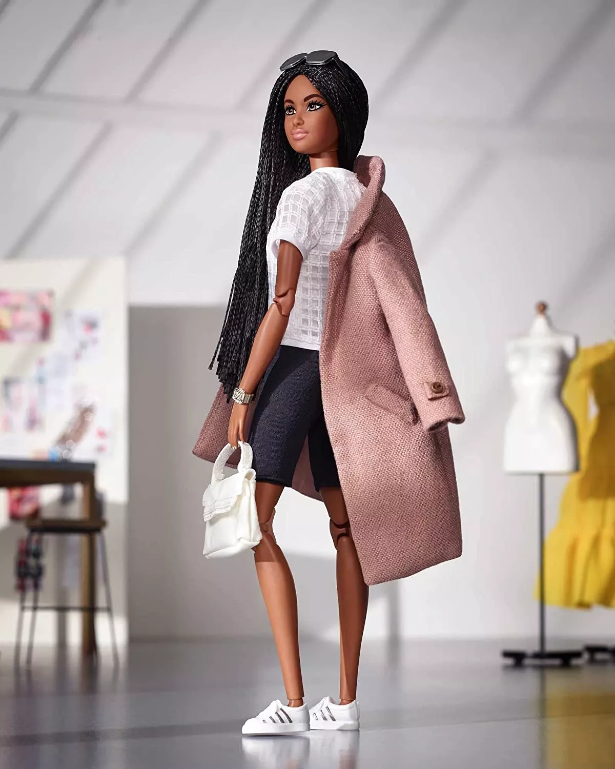 Barbie Signature @BarbieStyle-Puppe (brünett, ca. 29 cm) mit fünf Kleidungsstücken und Zubehör GTJ83
