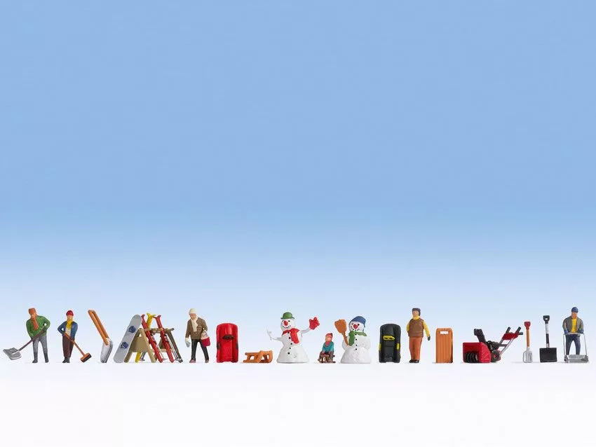 NOCH 16220 Figuren-Themenwelt „Wintertag“ Inhalt: 6 Figuren, 2 Bobs, 2 Holzschlitten, 2 Schneemänner, 1 Schneefräse, 1 Schneeschaufel, klein, 1 Schneeschaufel, groß, 1 Schneehexe, 1 Snowboard…