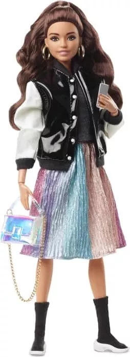Barbie Signature @BarbieStyle Doll 4 mit fünf Kleidungsstücken und Zubehör HCB75