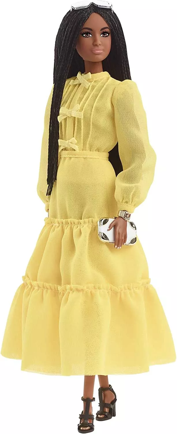 Barbie Signature @BarbieStyle-Puppe (brünett, ca. 29 cm) mit fünf Kleidungsstücken und Zubehör GTJ83